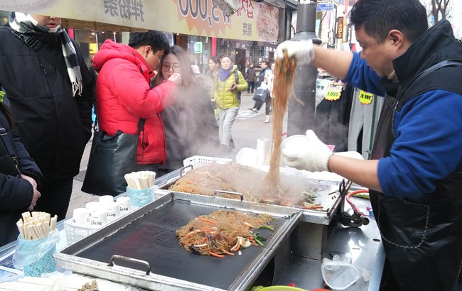 Hàn Quốc là một trong số ít quốc gia có quy định chặt chẽ về quản lý vỉa hè và việc  bán hàng rong. Ảnh: Korea Times photo by Kim Se-jeong.